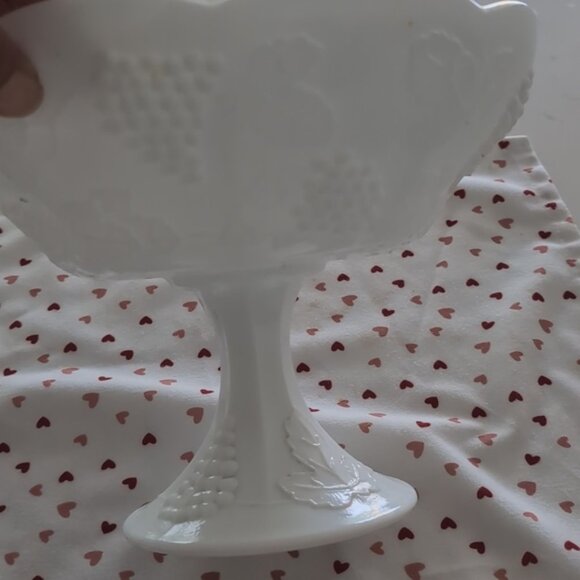 DEAL! Vintage Milk Glass Serving Pedestal Bowl. Scalloped Rim - Picture 5 of 6
